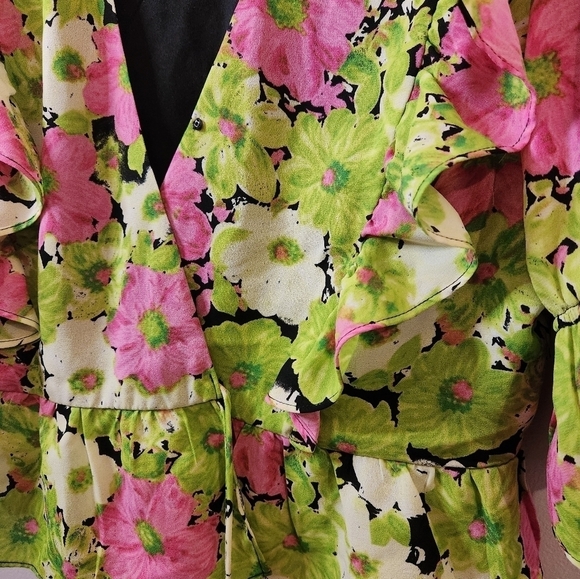 WAYF Ruffle Wrap Top Size Large - Fun Pink & Green Floral Tropical Blouse - Picture 6 of 7